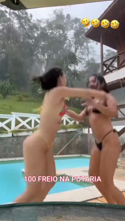 Mel Maia safada exibindo a bucetinha com amiga no Instagram