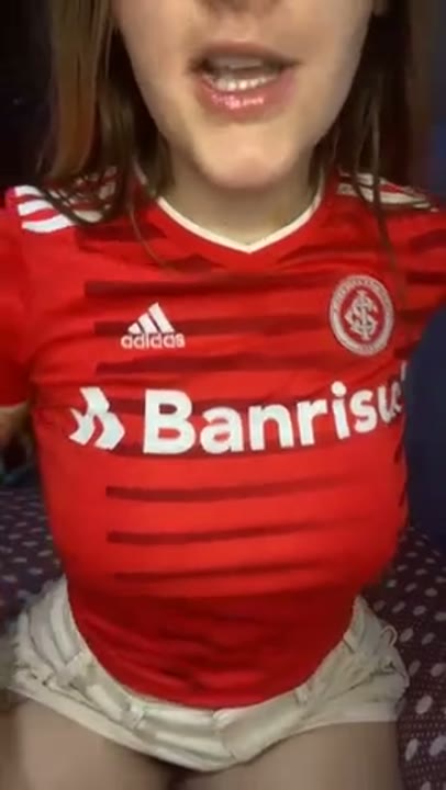 Famosinha torcedora do internacional caiu na net brincando com a bucetinha cheia de tesão