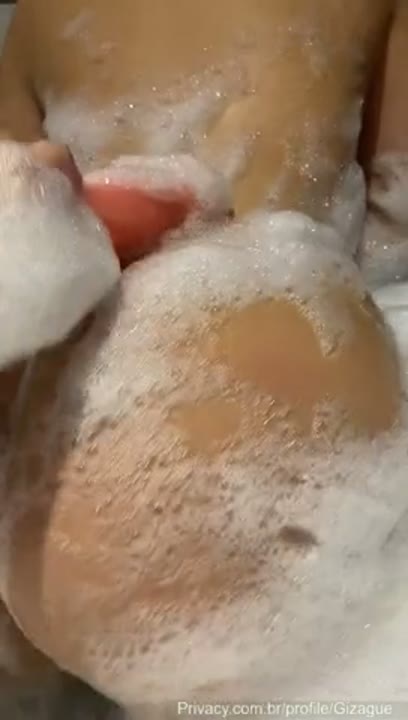 Gizague nudes empinando o rabo molhado na banheira
