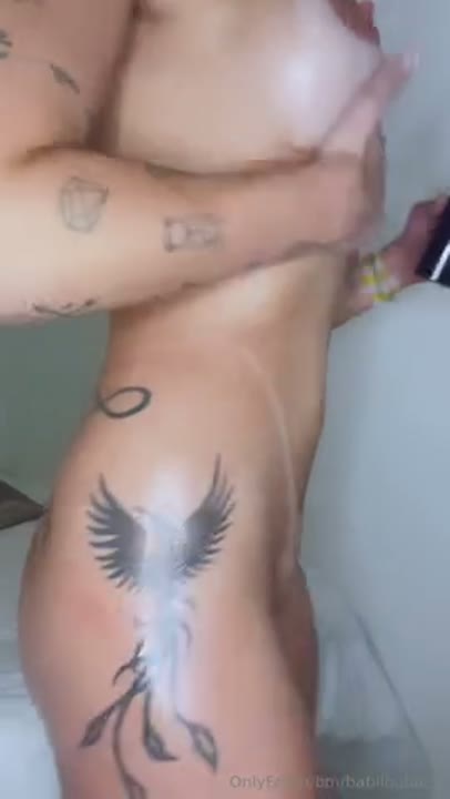 Babi Louback pelada mostrando a buceta e os peitos passando creme no corpo