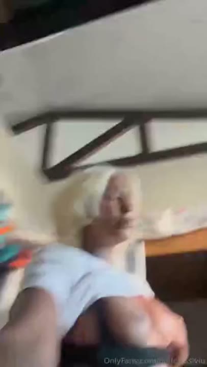 Ondejessiviu vazado se masturbando e gozando em uma beliche
