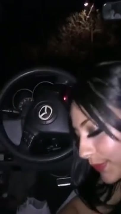 Amante gostosa no carro ficando peladinha e pagando um boquete molhado delicioso