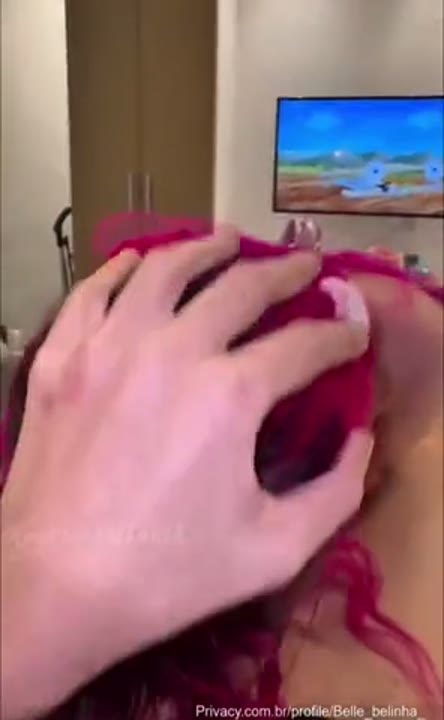 Novinha gata caiu na net com a bucetinha lisinha gozando no porno delicia