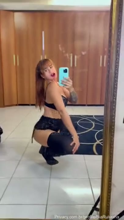 Bia Ruivinha pelada se exibindo cheia de tesão no quarto