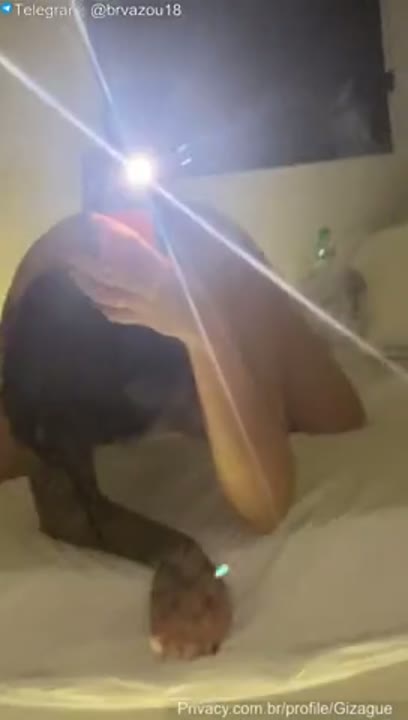 Gizague erome filmando a bucetinha nua na cama do motel