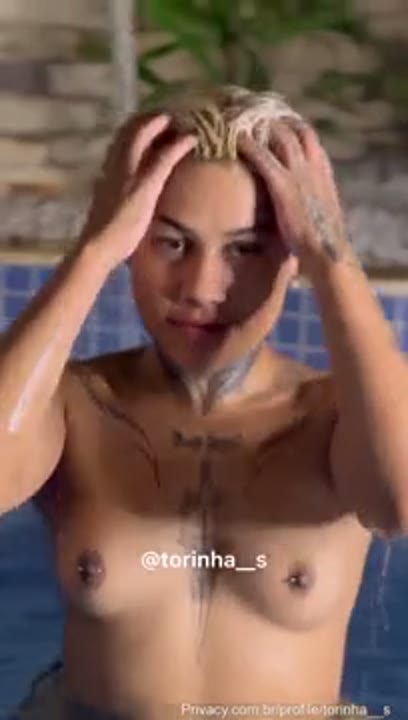 Torinha flagrada tomando banho de piscina pelada