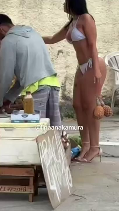 Lina Nakamura morena casada gostosa só de calcinha na rua