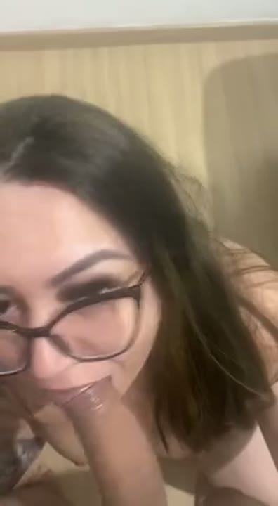 Emilly Experiente fodendo sem camisinha com comedor novinho dotado