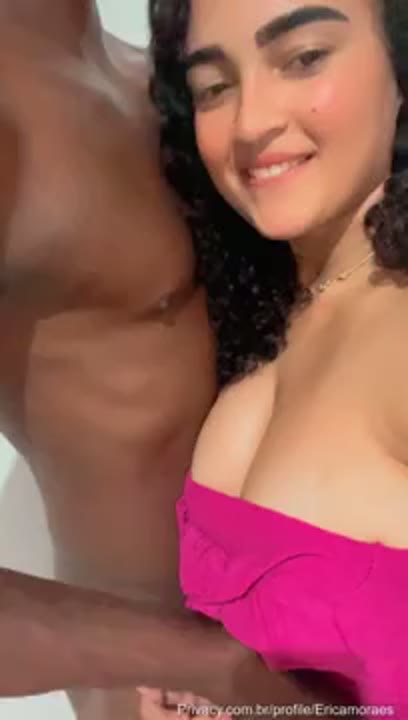 Erica Moraes erome ganhando carinhos do negro nos peitos gostosos