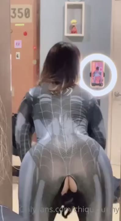 Chiquibunny nude exibindo a buceta com uma fantasia de spiderman