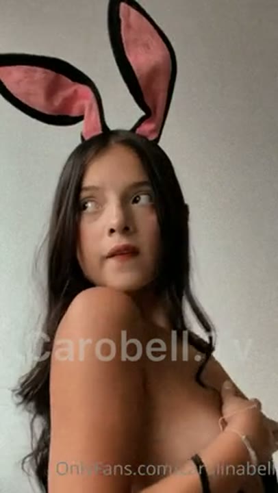 Carolina Bell nua mostrando os peitos pequenos e naturais