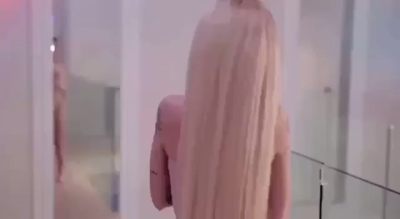 Porno de famosas do tiktok exibindo a buceta e os peitos no motel