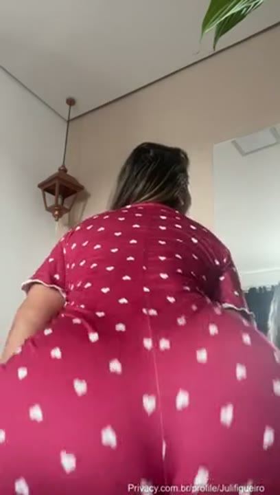 Juli Figueiro bunduda se exibindo de pijama com os peitões de fora