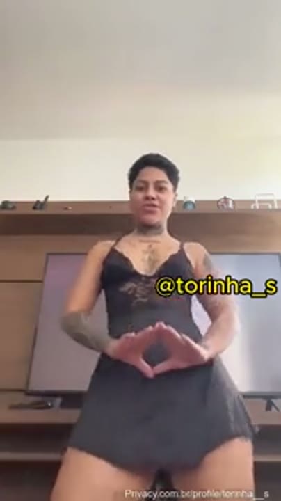 Torinha vazou na net rebolando com camisola sem calcinha