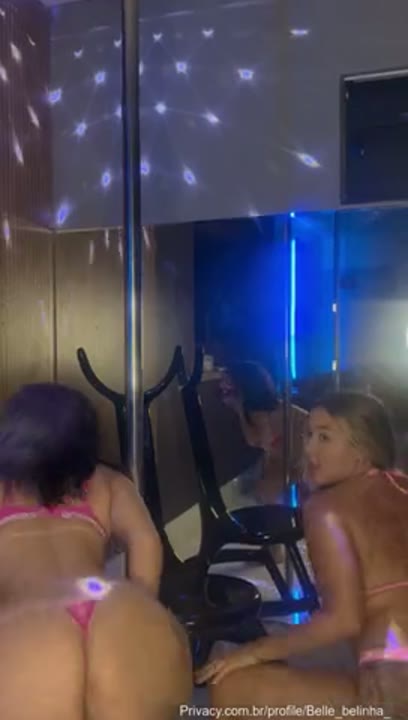 Belle Belinha rebolando o cuzão gostoso dançando funk com a amiga gostosa