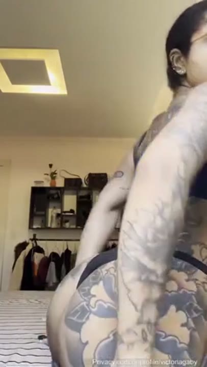 Victoria Gaby nua rebolando a bunda tatuada cheia de tesão