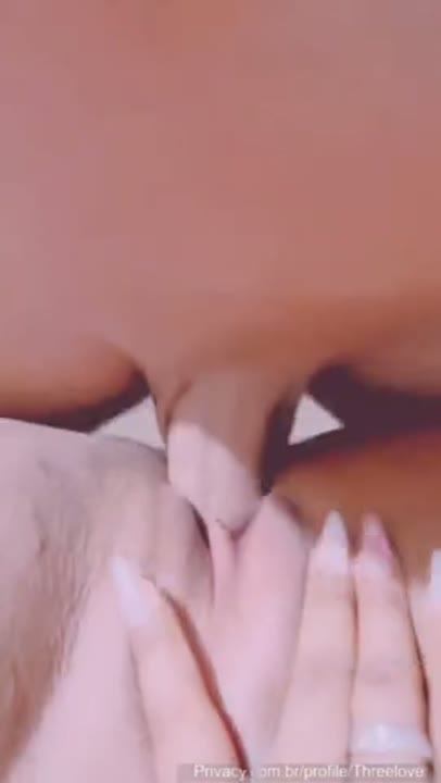 Threelove porn dando a buceta e levando uma gozada quente na xota