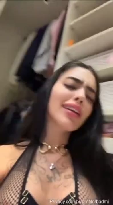 Badmi nua mostrando os peitos de silicone e a buceta rosa no Privacy