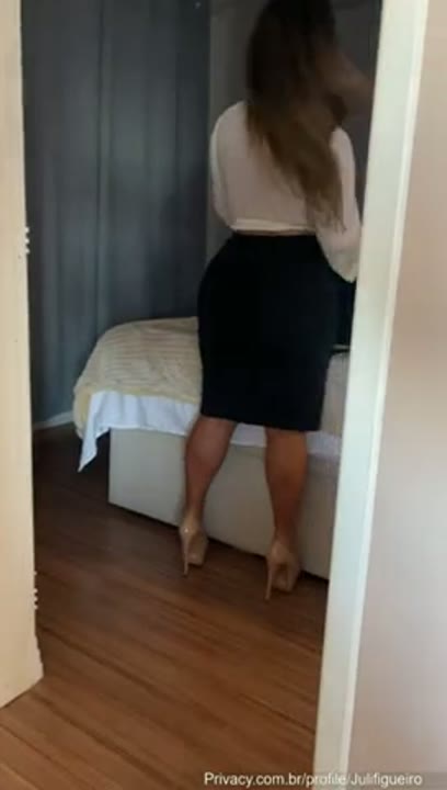 Juli Figueiro nudes striptease tirando a roupa depois do trabalho