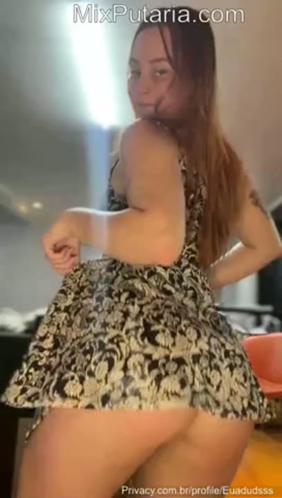 Duds Maionese dançando funk pelada tirando o vestido