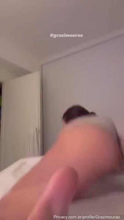 Grazi Mourão video de quatro rebolando a bunda grande na cama