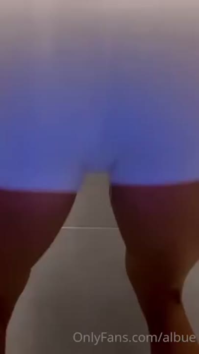 Albue porn empinando o rabo e exibindo a buceta inchada