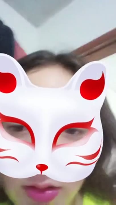 Jovem se exibindo ao vivo e brincando com a buceta molhada na webcam