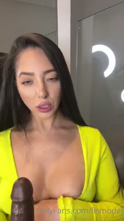 Lis Del Castilho nua chupando um consolo louca para pagar boquete