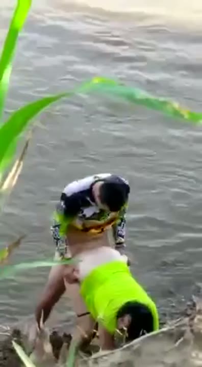 Flagra sexo no rio puta dando a buceta de dia na beira do riacho