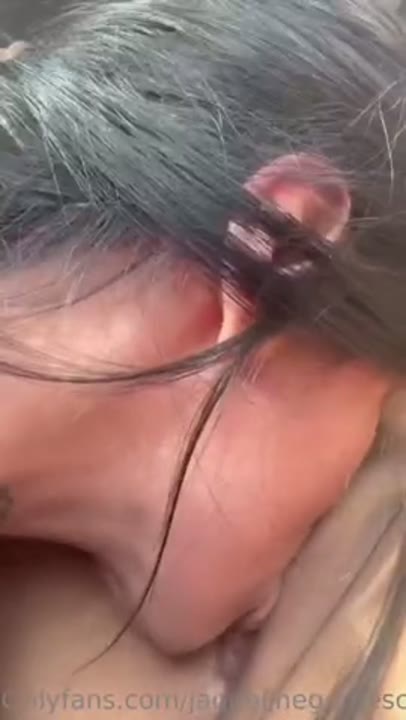 Jaqueline Gomes porno lésbico transando com uma morena gostosa no carro