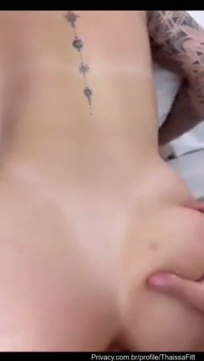 Thaissa Fit anal dando o cuzinho de quatro e gemendo com o cu na vara