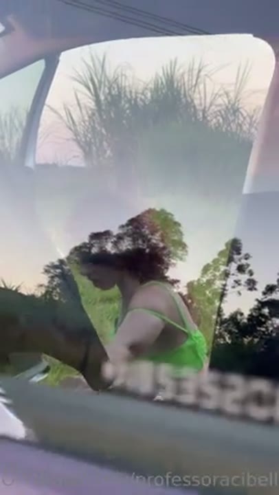 Professora de Inglês flagra amador pelada mijando na estrada