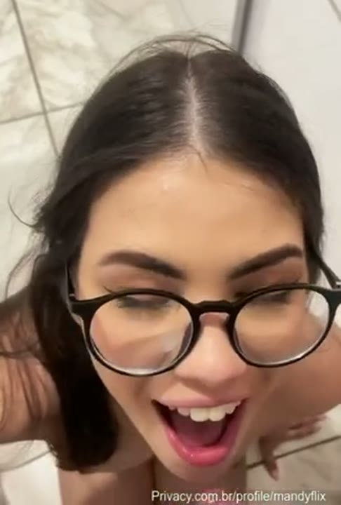 Mandyflix sexo oral gostoso mamando o namorado e levando uma gozada na boca