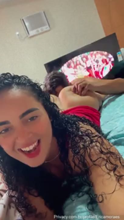 Erica Moraes gozando com língua do macho atolada na xoxota