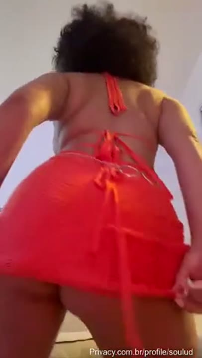 Soulud dançando funk sem calcinha mostrando a buceta com cara de puta