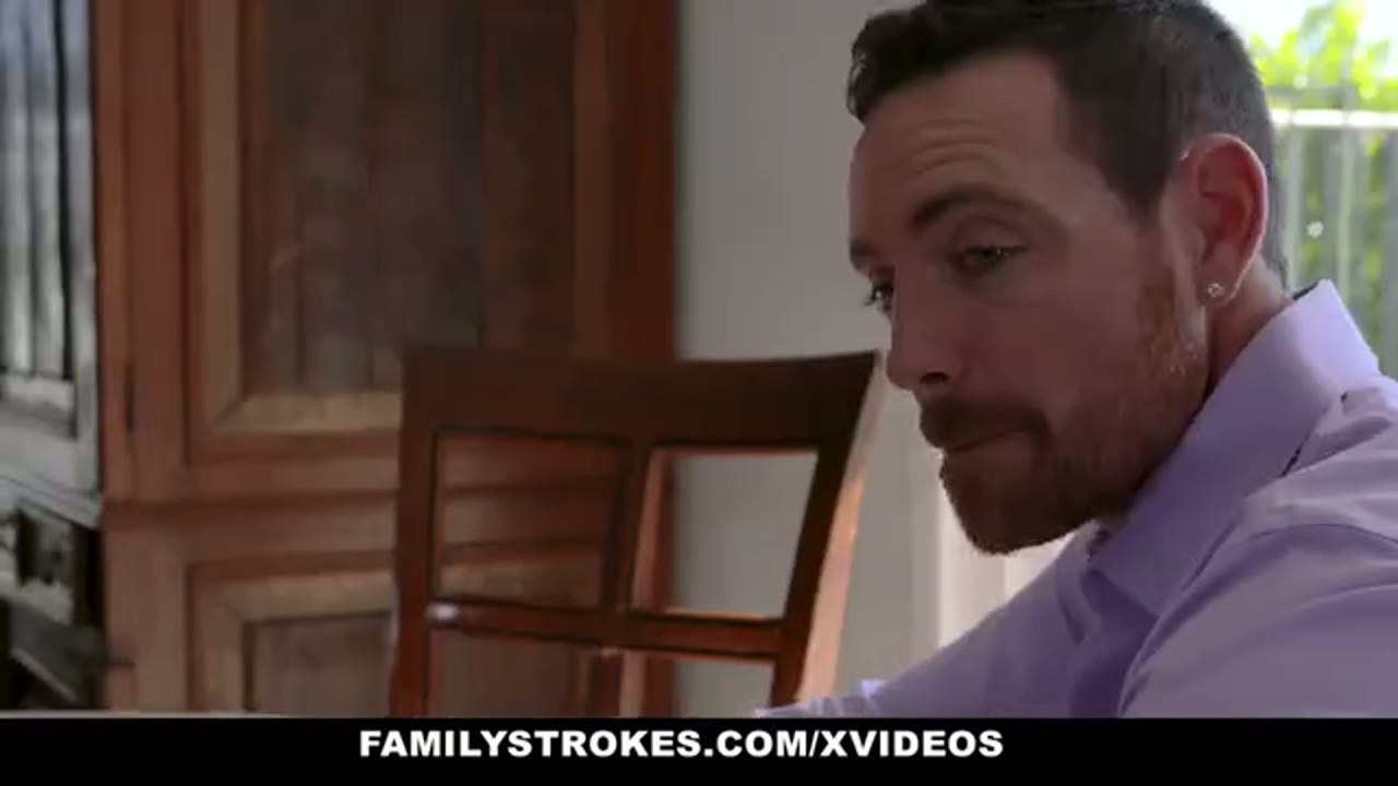 Padrasto comendo a enteada com a mulher dormindo ao lado