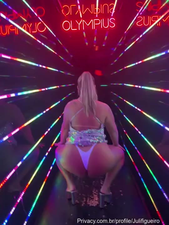 Juli Figueiro dançando funk só de calcinha na balada