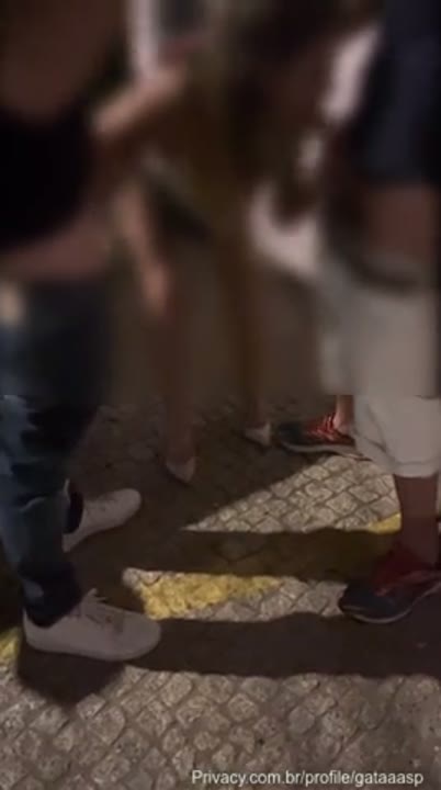 Gataaasp fudendo com três homens na rua durante o carnaval