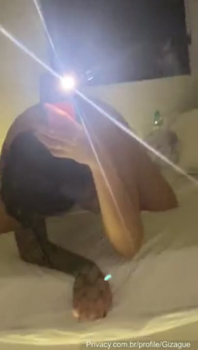 Gizague nua de quatro na cama do motel empinando o rabo
