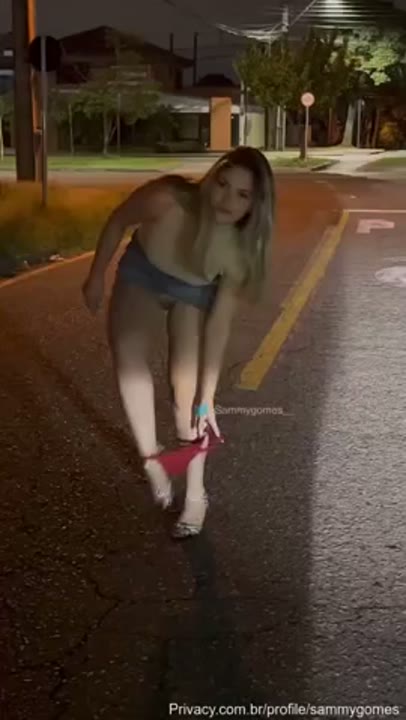 Sammy Gomes nude tirando a calcinha em publico no meio da rua