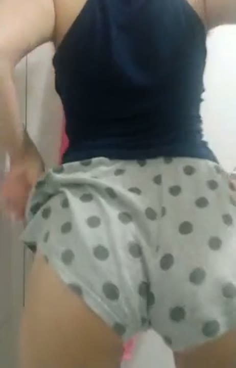 Sayuri Lua nudes empinando o rabo grande de calcinha fio dental