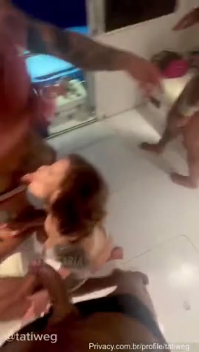Tati Weg faz suruba com 4 roludos na lancha