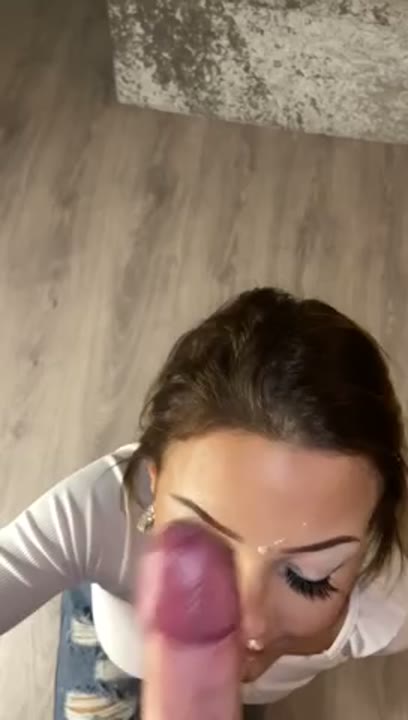 Namorada jovem safada pagando boquete e levando gozada no rosto