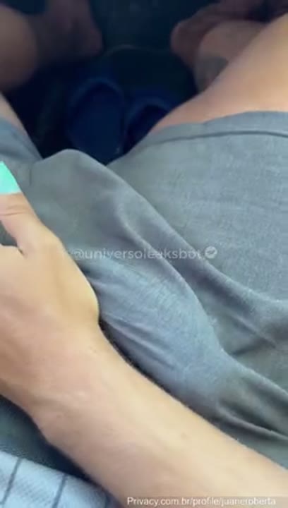 Juan e Roberta safada pegando no pau do marido no onibus