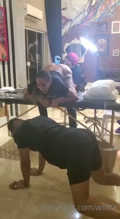 Anitta Onlyfans vídeo tatuando o cu de quatro pro tatuador