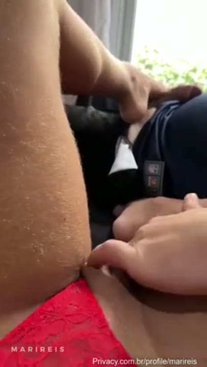 Mari Reis dando aquela rebolada gostosa na pica que só ela sabe