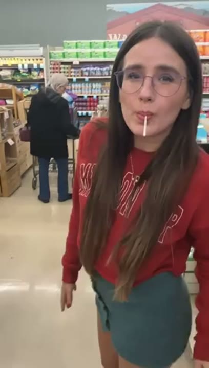 Novinha safada tirando um pirulito da buceta no mercado