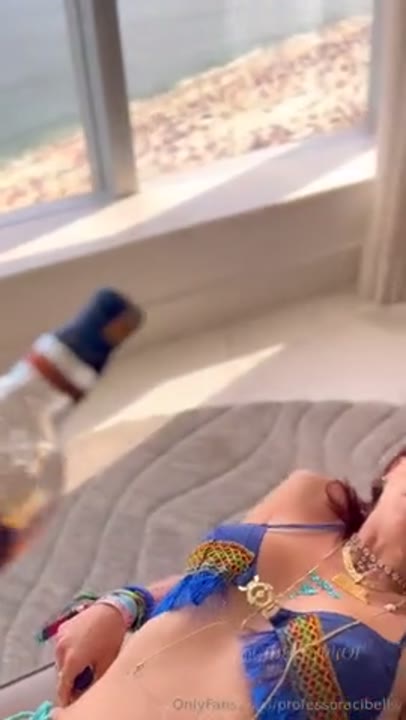 Cibelly Ferreira nude puta safada bebendo antes da foda gostosaa