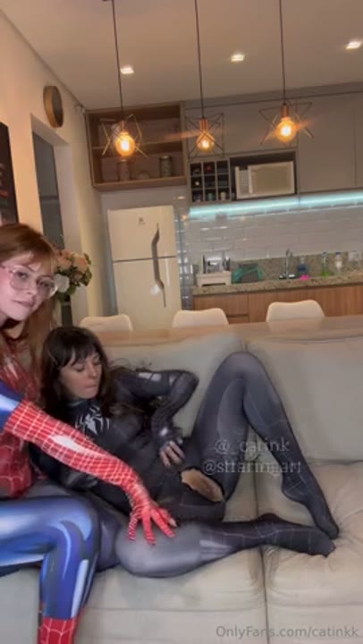 Sttaringartx e Catink transando com fantasia de homem aranha