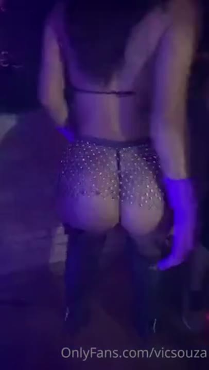 Victoria Souza Onlyfans morena gostosa mostrando a xota na balada